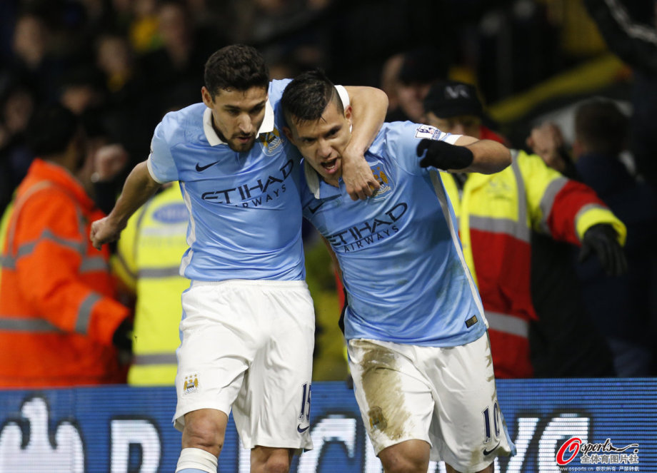 包含墨西哥逆转美国，阿圭罗统治全场的词条