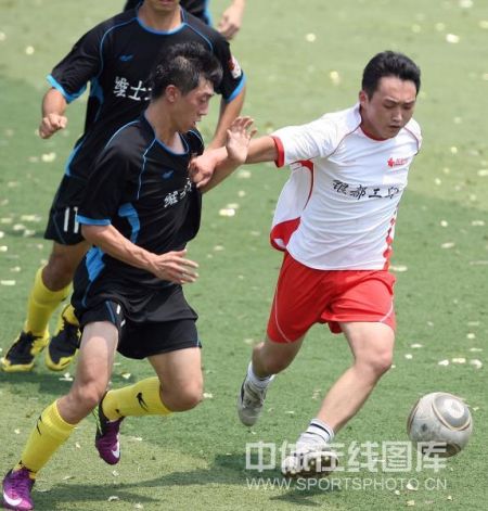 争夺冠军的两队再度展开激烈对抗