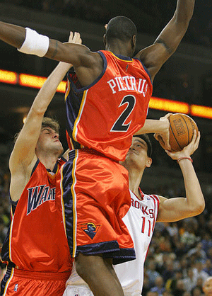 上海队主场负于广东,连败告急 上海队主场负于广东,连败告急