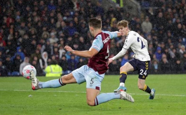 包含切尔西客场轻松擒伯恩利，取得大胜的词条